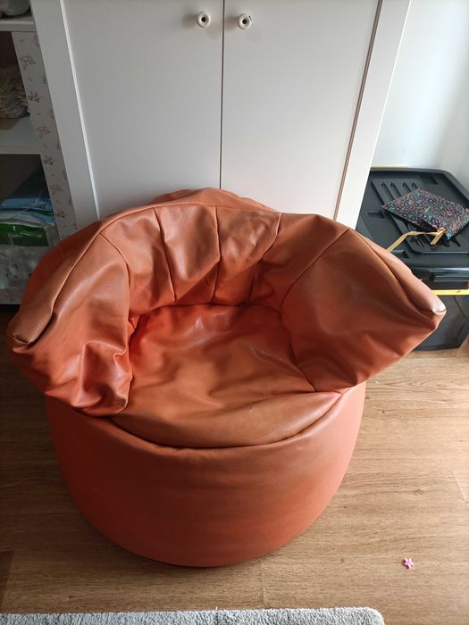 Puff laranja em bom estado