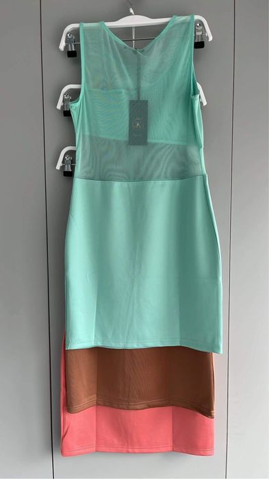 Vestido com Recortes Transparentes