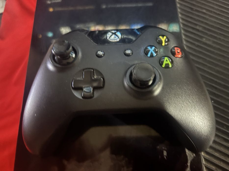 Xbox one com comando e cabos
