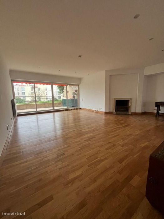 T3 com Terraço e Vista Desafogada – Belas Clube de Campo - Arrendament