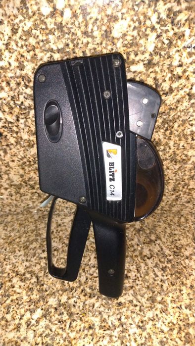 Máquina de etiquetar.