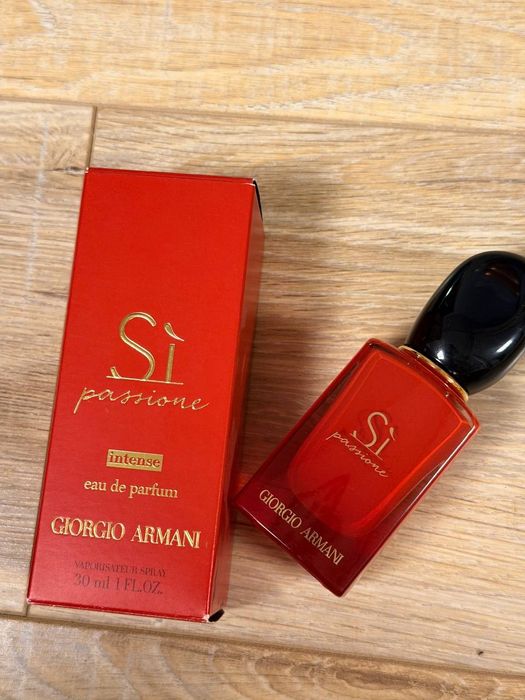 Giorgio Armani Sì Passione Intense, 30 мл (оригінал)
Парфуми вживані,