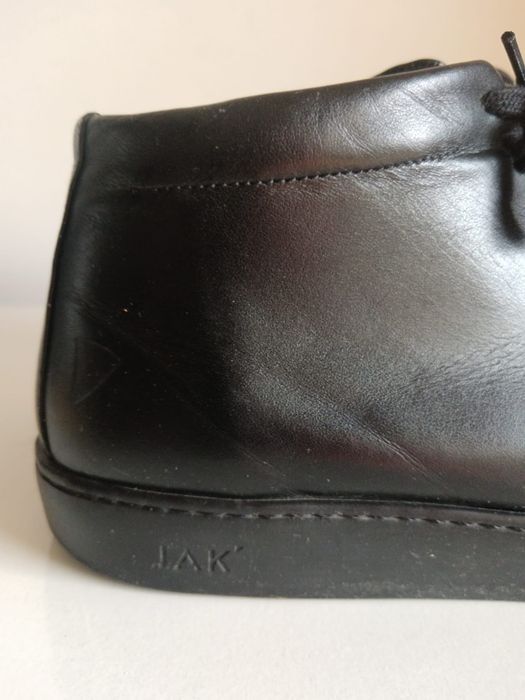 Botas pretas, homem da JAK