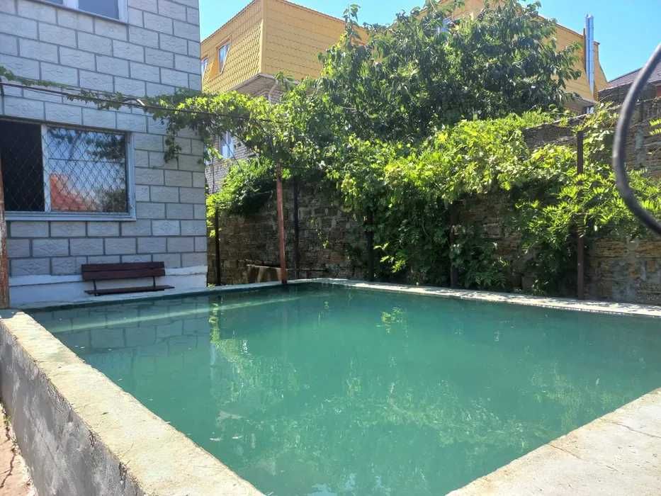 (13)Продам просторий 2-поверховий будинок в центрі с. Молодіжне.