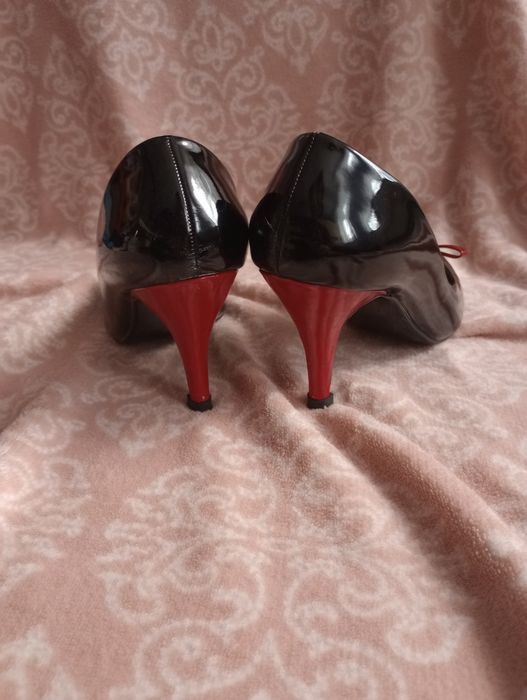 Szpilki czarne lakierowane