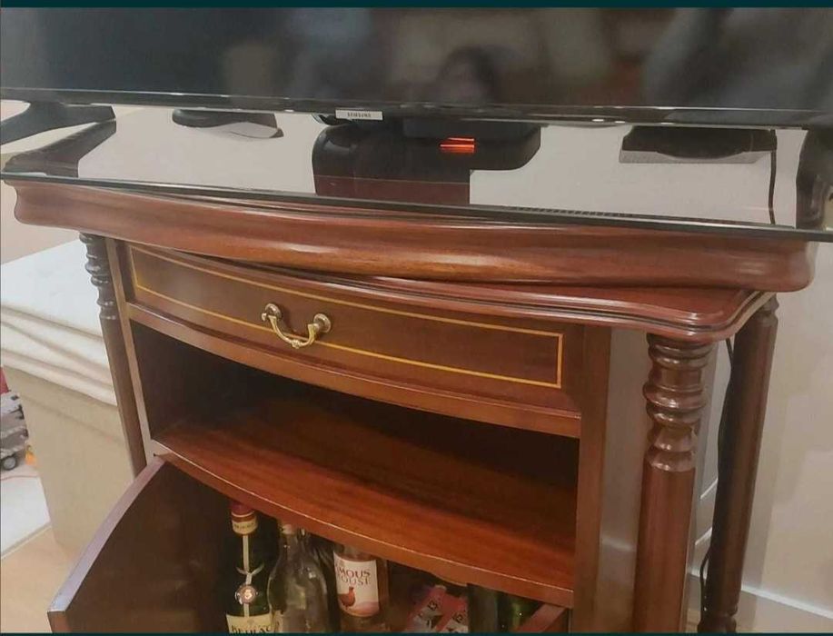 Móvel de televisão e garrafeira