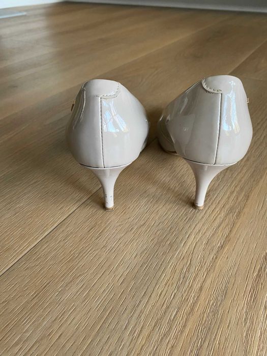 szpilki 36 skóra lakierowana beż obcas 7 cm gina piacci