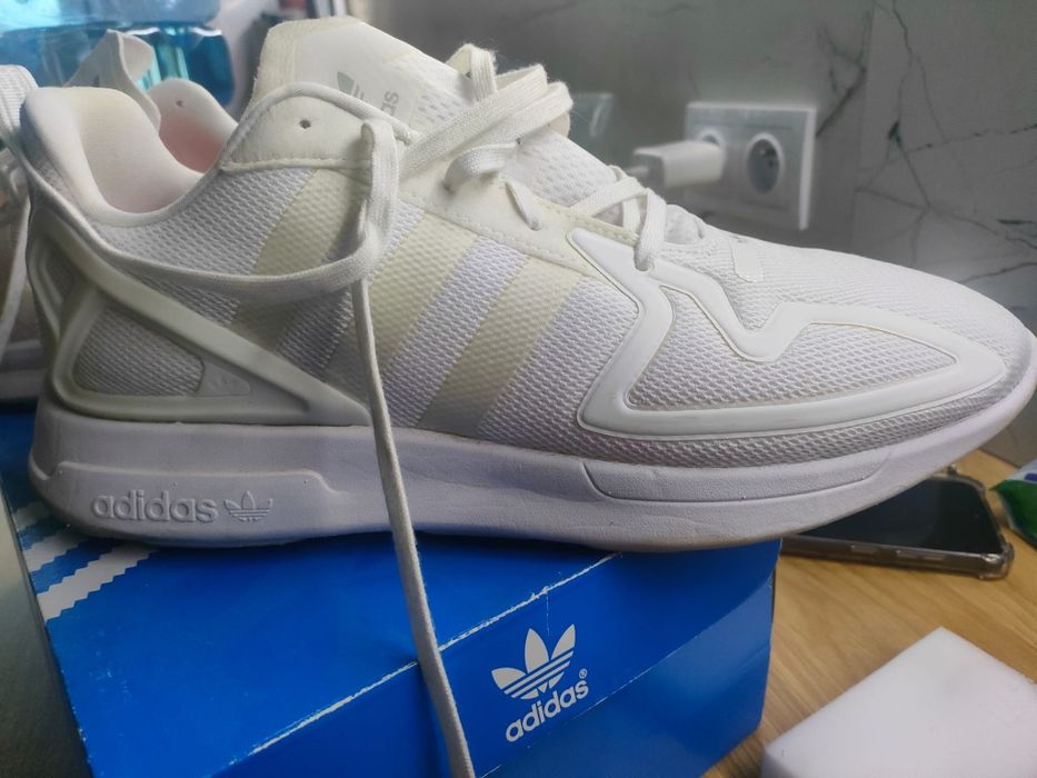 Białe Adidasy flux