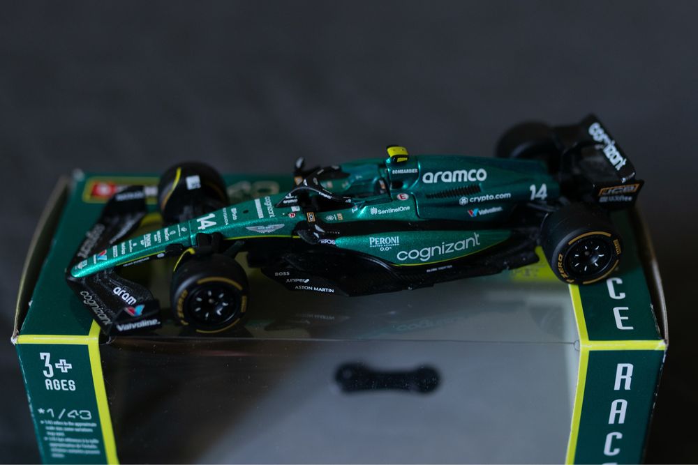 Formula 1 Aston Martin burago, нова