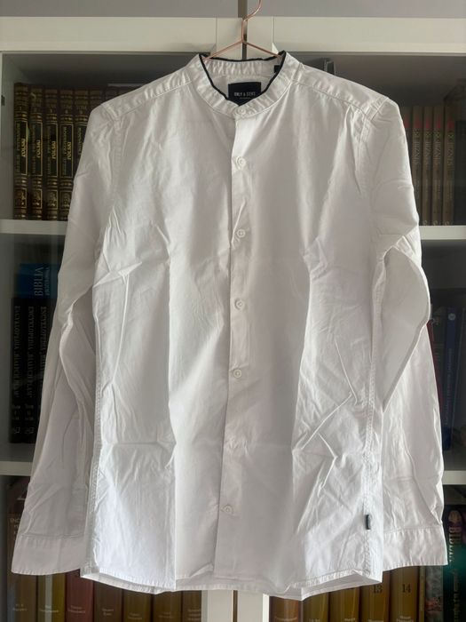 Moda męska - biała koszula ze stójką, granatowa ramówka. ONLY&SONS.