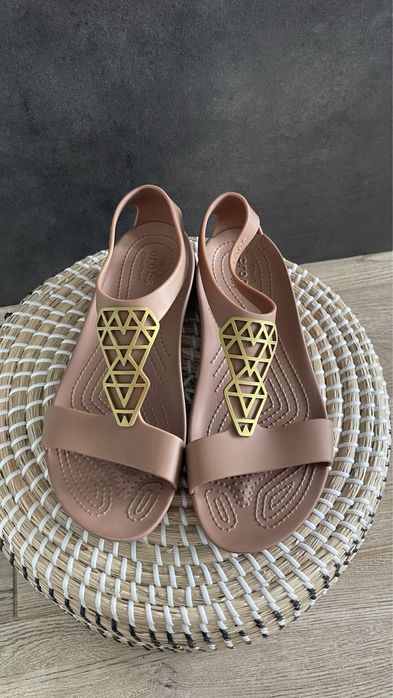 Crocs sandały serena embellish flip bronze W8 38/39