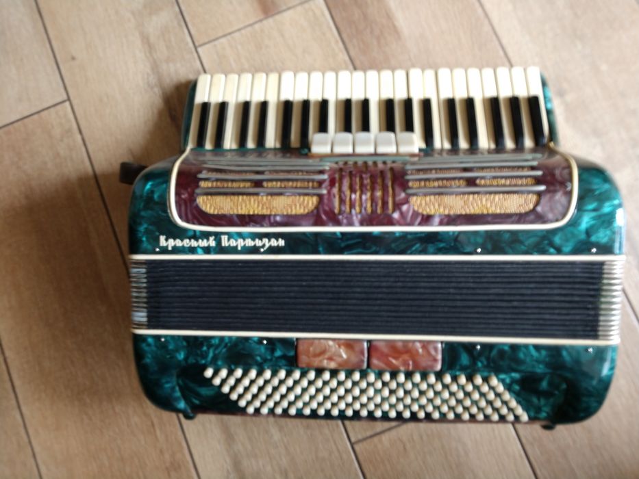 Аккордеон Красный Партизан с футляром
