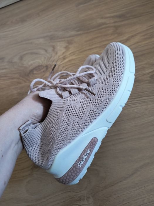 Buty damskie sportowe pudrowy róż lekka koturna nowe 37
