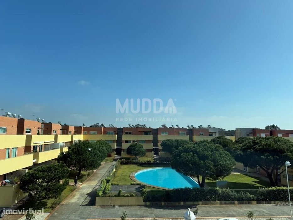 Apartamento T3 em Condomínio Fechado com Piscina e Campo de Ténis