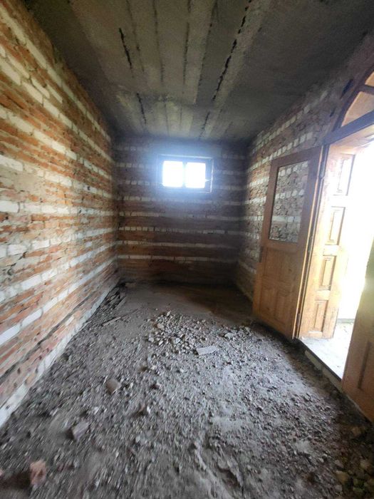 великий будинок з великою ділянкою(28сот) в с.Новий Милятин