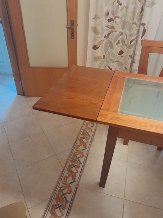 Conjunto mesa e quatro cadeiras.