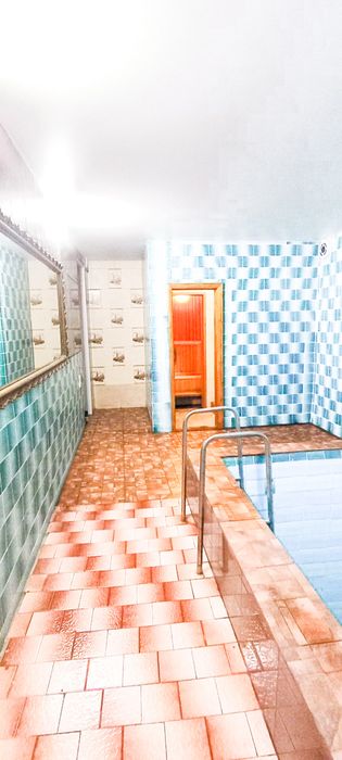 Здам будинок подобово перший поверх сауна басейн проектор