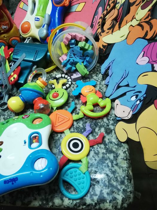 Caixa de legos e brinquedos