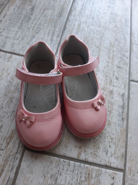 Кросівки для дівчинки і туфлі.