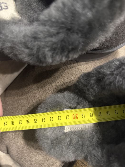 Сірі уги від UGG