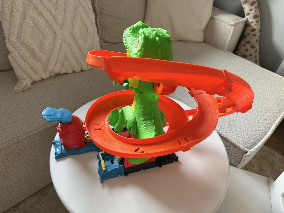 Hot wheels remiza t-rexa, zakrecony tor