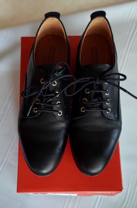 Sapatos de senhora pretos da Pikolinos