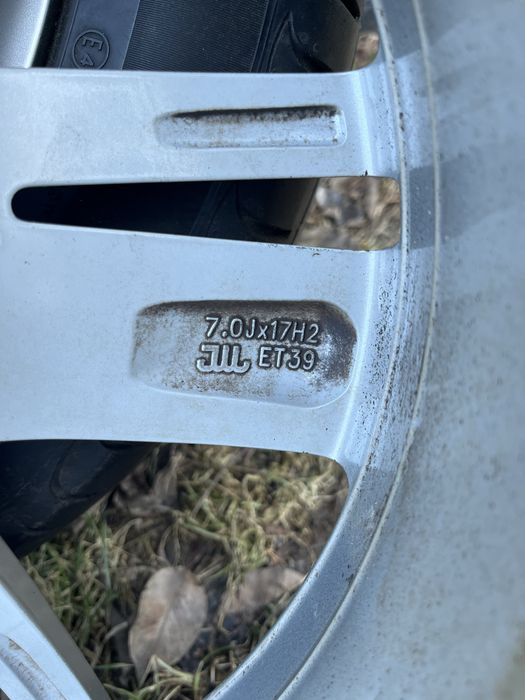 Oryginalne felgi aluminiowe Volkswagen T5 Multivan 17 cali, stan bardzo dobry.