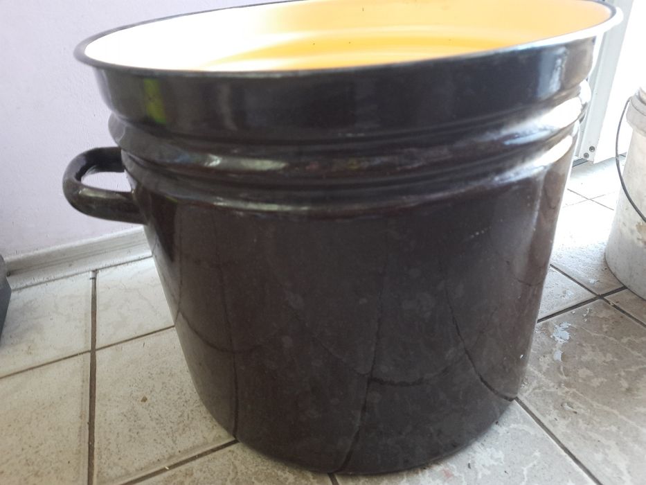 Продать эмалированную  кастрюлю