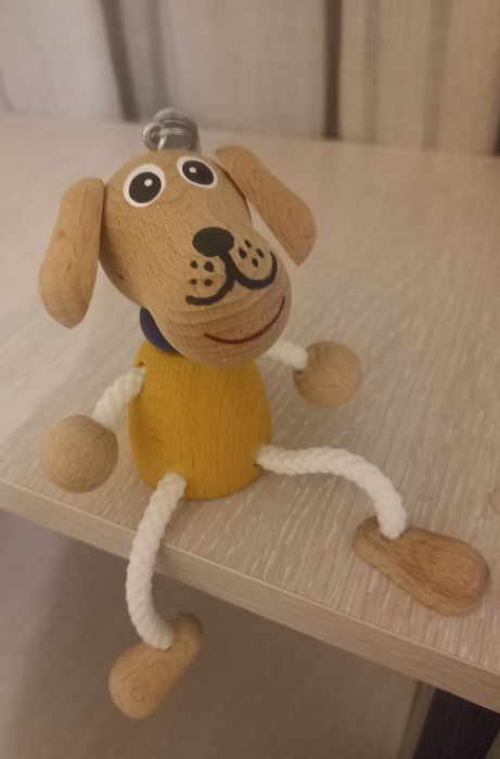 Прыгающая фигурка животного Собака из дерева на пружинке