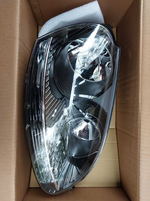 VW GOLF V  lampa przednia nowa czarna