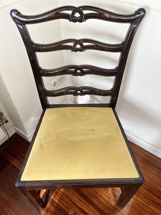 Mesa de sala + 6 cadeiras- madeira maciça