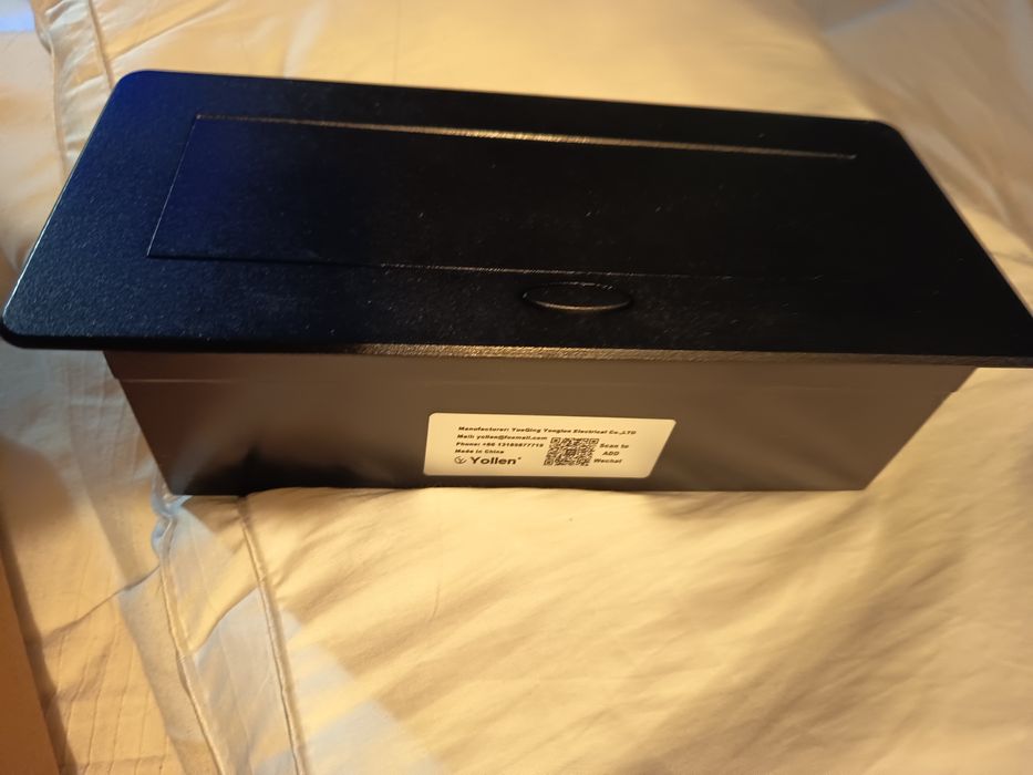 Caixa tomadas com entrada usb para mesa ou armário