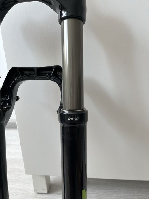 Fox Rhythm 34 – 27,5”+ / 29”, Skok 130 mm, Oś 15x110 Boost