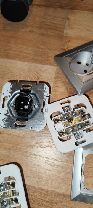 Gniazdka elektryczne ramki włączniki światła