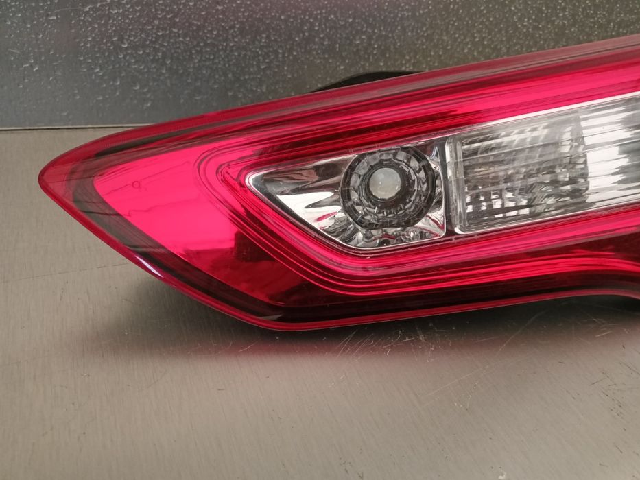 Toyota Yaris III 3 lift FL 17- lampa prawy tył prawa tylna w klapę