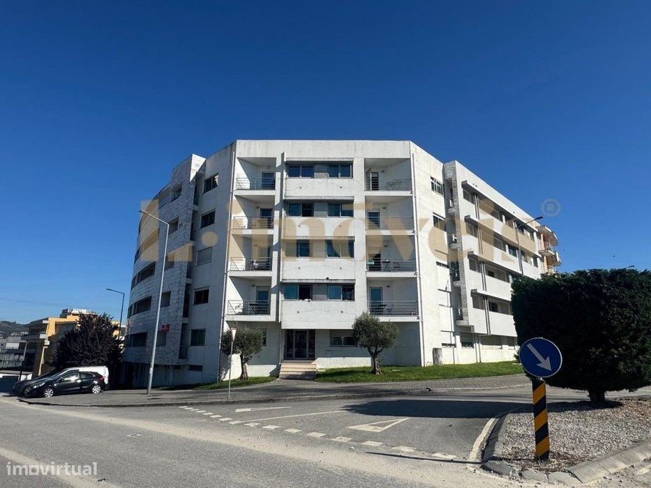 Apartamento T2, Junto A Cespu, Em Gandra, Paredes