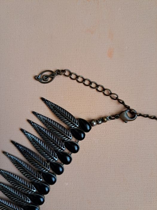 Colar Elegante com Detalhes Folheados e Contas Pretas