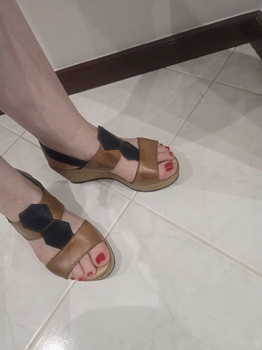 Sandália cunha em pele marca milano