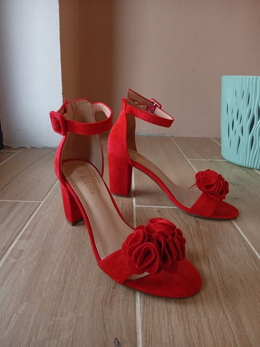 Sandały na słupku r.38