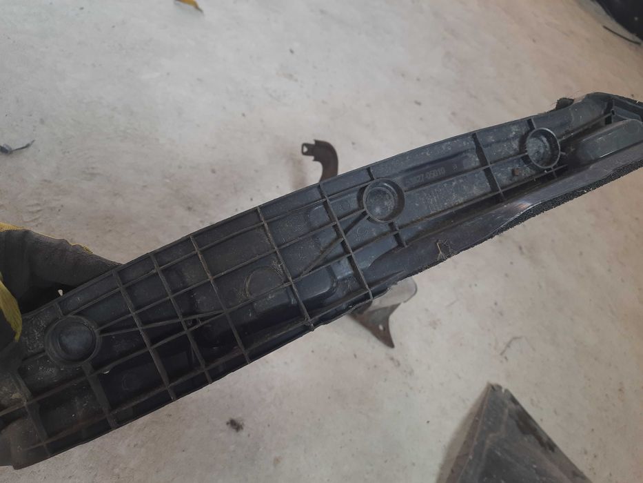 накладка правого переднего крыла Тойота Авенсіс т27 53827-05010