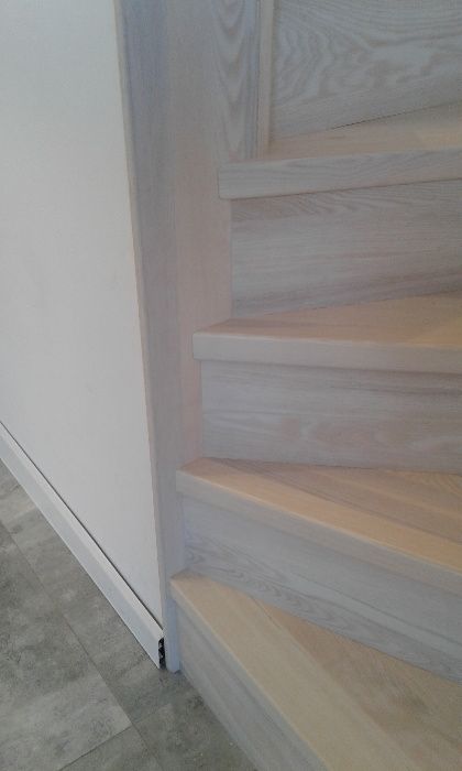 schody drewniane, samonośne i na beton,parapety drewniane.