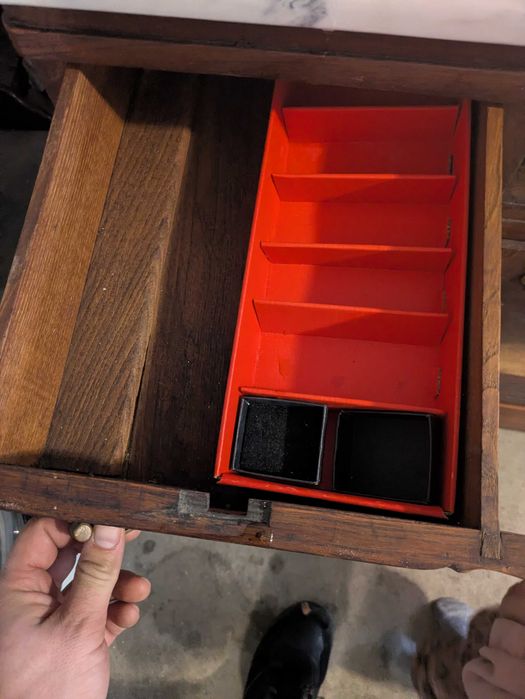 Cômoda de madeira com mármore