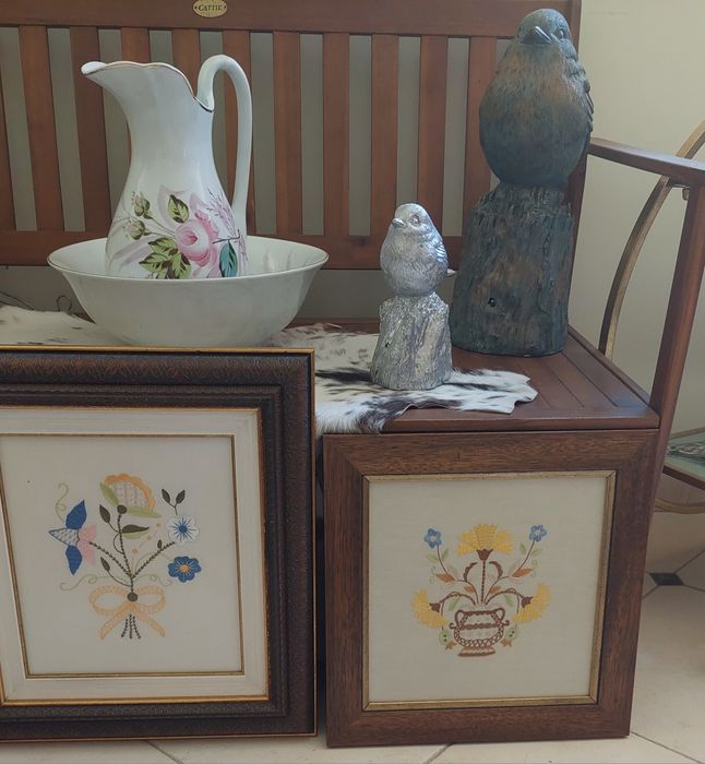 Quadros com molduras bordado de Castelo Branco