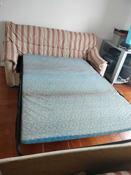 Sofá cama em tecido e em bom estado