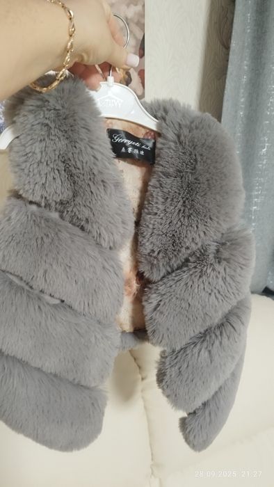 Продам мєхову жилетку для дівчинки