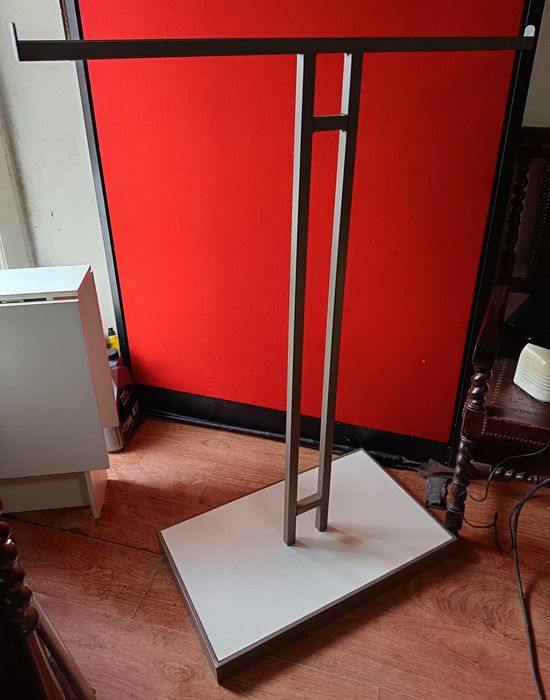 Cabide metálico dois braços