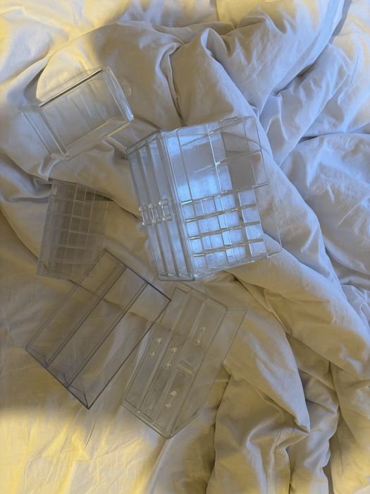 zestaw 6 plastikowych organizerow do toaletki