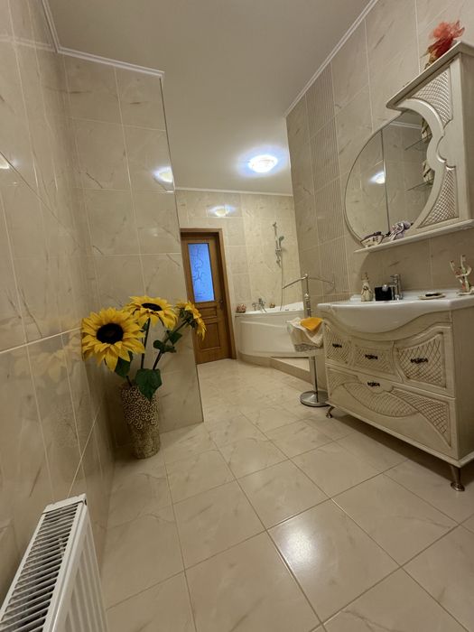 Облаштований, новий Будинок з меблями та технікою.