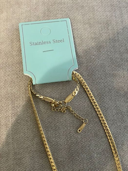 Colar em V ,com zirconias