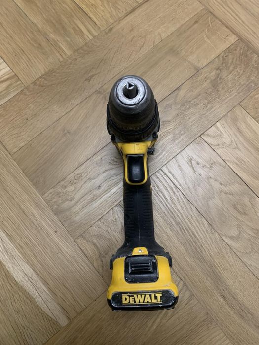 Шуруповерт Dewalt DCD 701 + DCB 127.